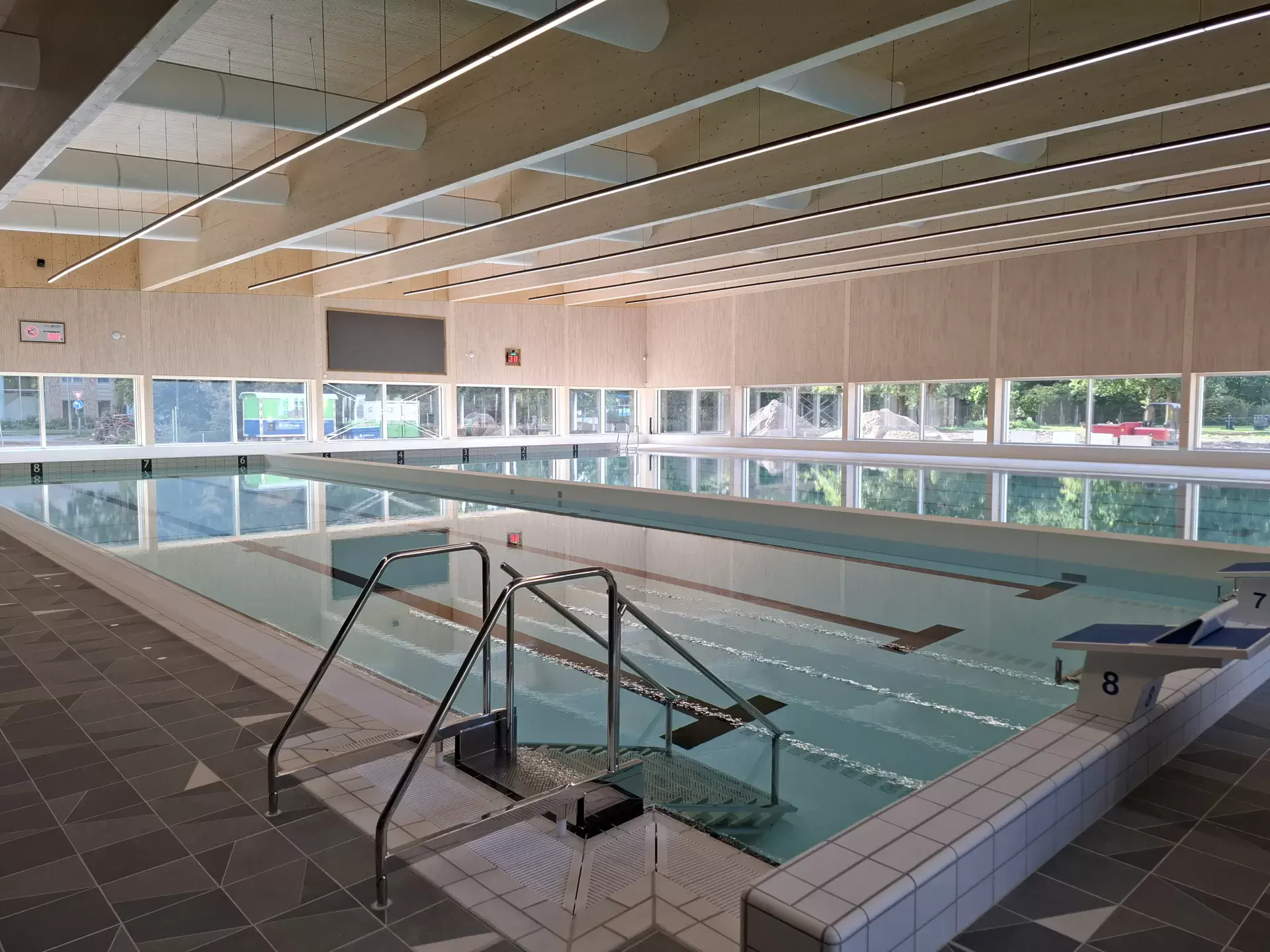 Ein zweifach beweglicher Boden, eine Zwei-Temperatur-Einrichtung und ein Pool-Design im Projekt de Meerkamp