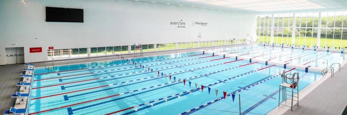 Zwei Hubböden, eine vertikale Stützmauer und ein Behindertenbahnsteig in Winchester (England)